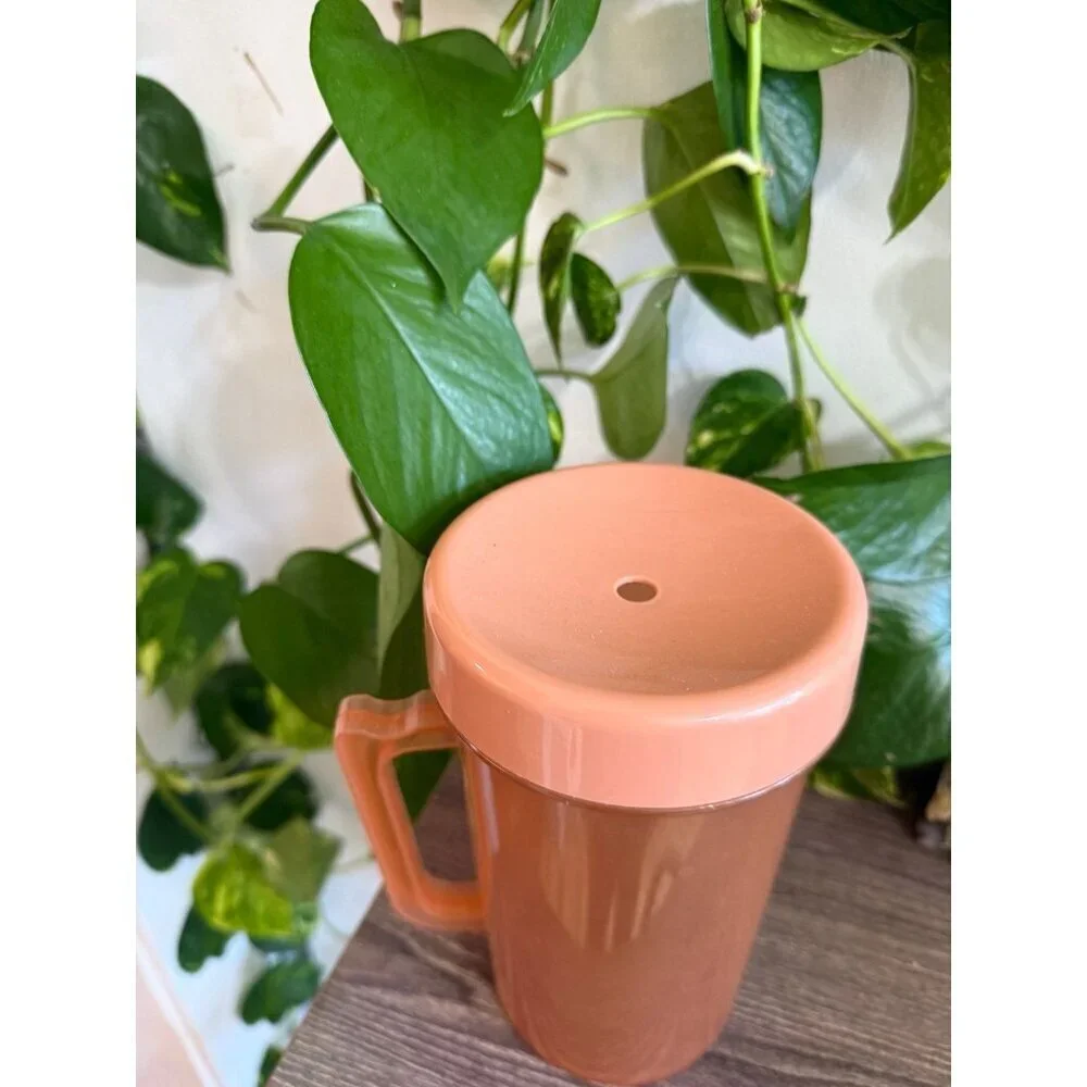 Vintage Peach Plastic Mug with Lid – No Straw